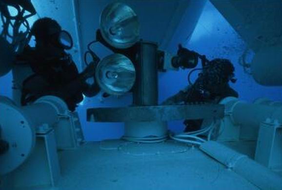 Diver doing pre-dive checks on Pan & Tilt camera 18.JPG