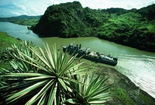 USS Point Loma & Trieste transitting Panama Canal 03.JPG